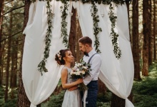 a beautiful wedding session in forest in Italy