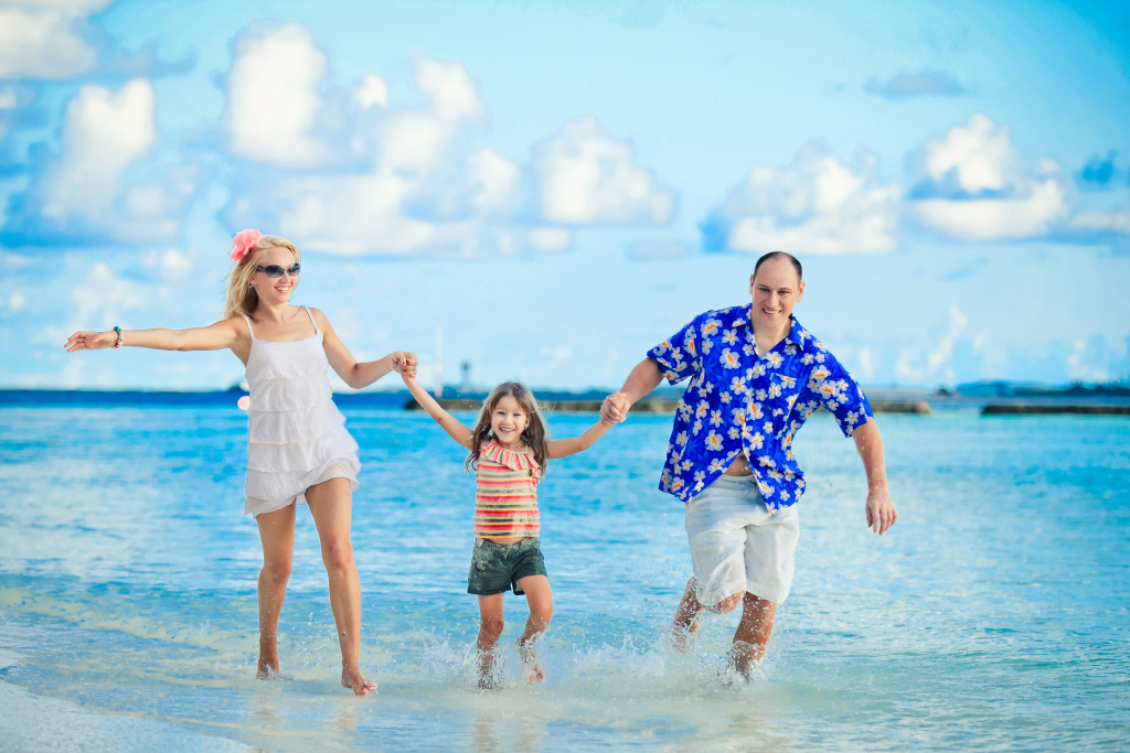 A family photo shoot on the background of the Indian Ocean, filled with happiness and bright emotions!