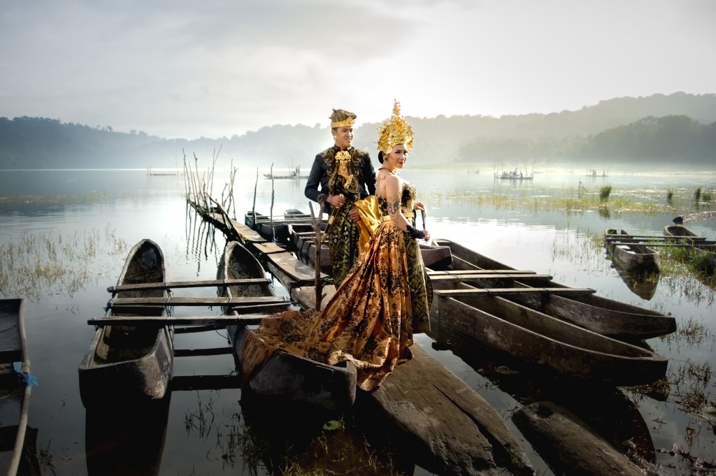 Prewedding with etnic costume at tamblingan lake, Bali