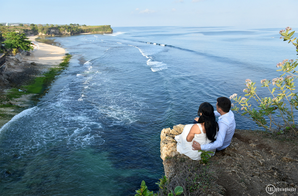 Sitting by the cliff and enjoy the beautiful view of Bali ocean