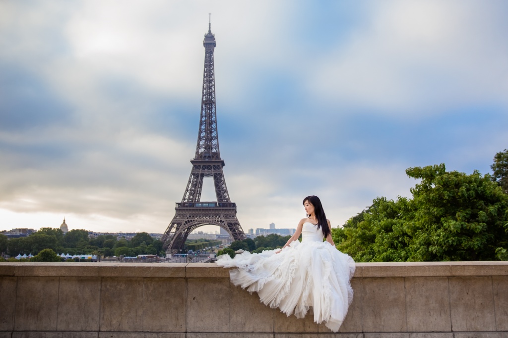 Honeymoon Paris photoshoot
