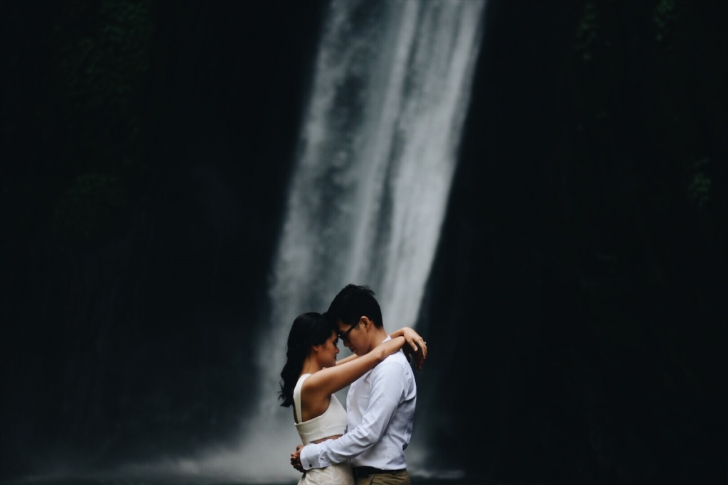 Prewedding bali waterfall make them fall in love