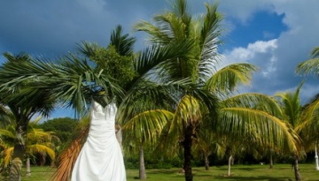 How should you choose a dress for a wedding on the beach?