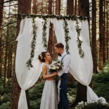 a beautiful wedding session in forest in Italy