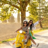 Group photoshoot on Vespa in Tuscany